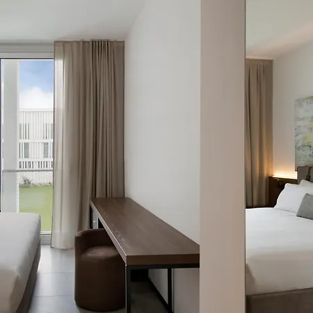 J Hotel 4*